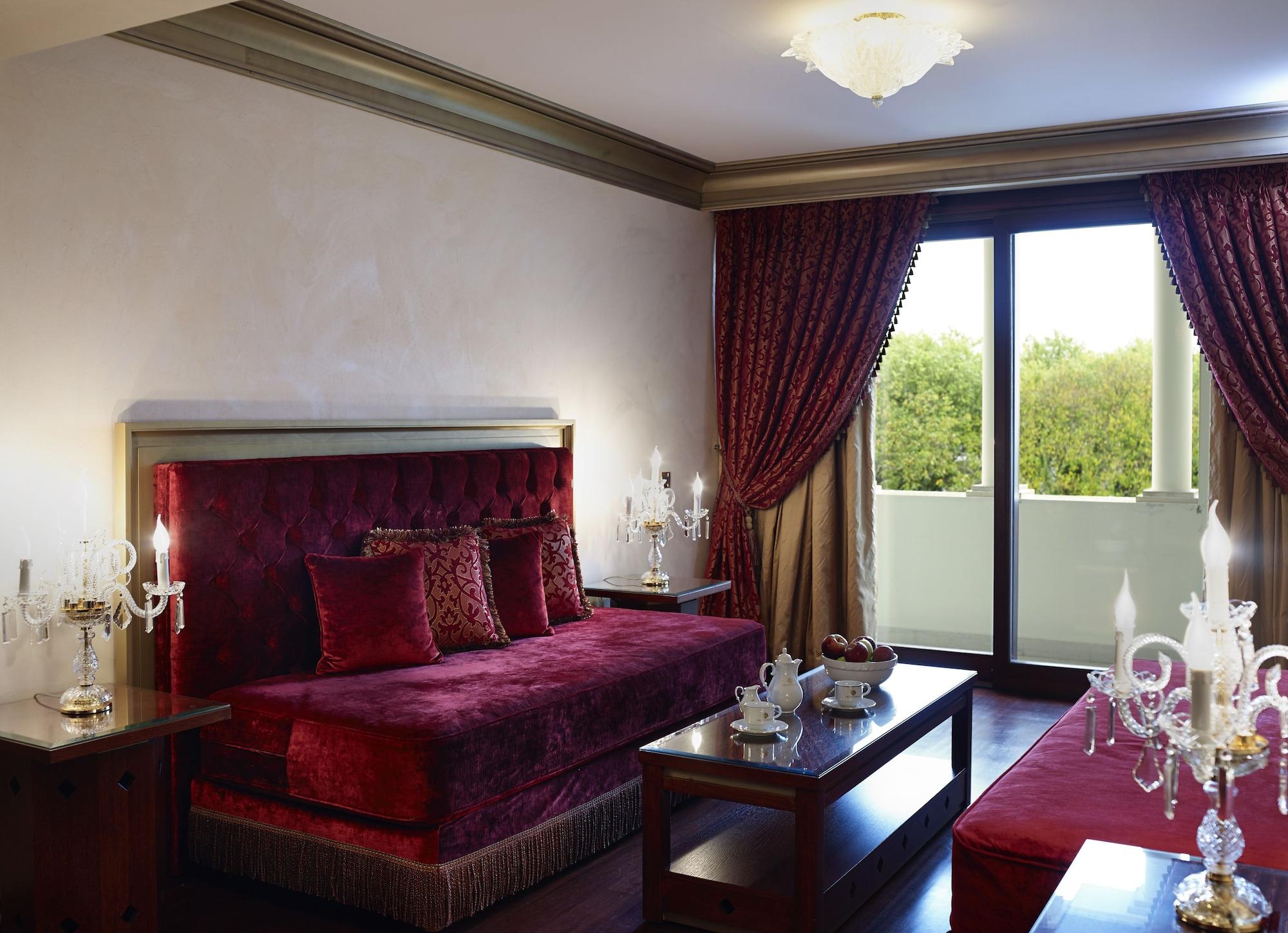 Grand Serai Congress And Spa Ioannina Exterior photo A suite at the hotel