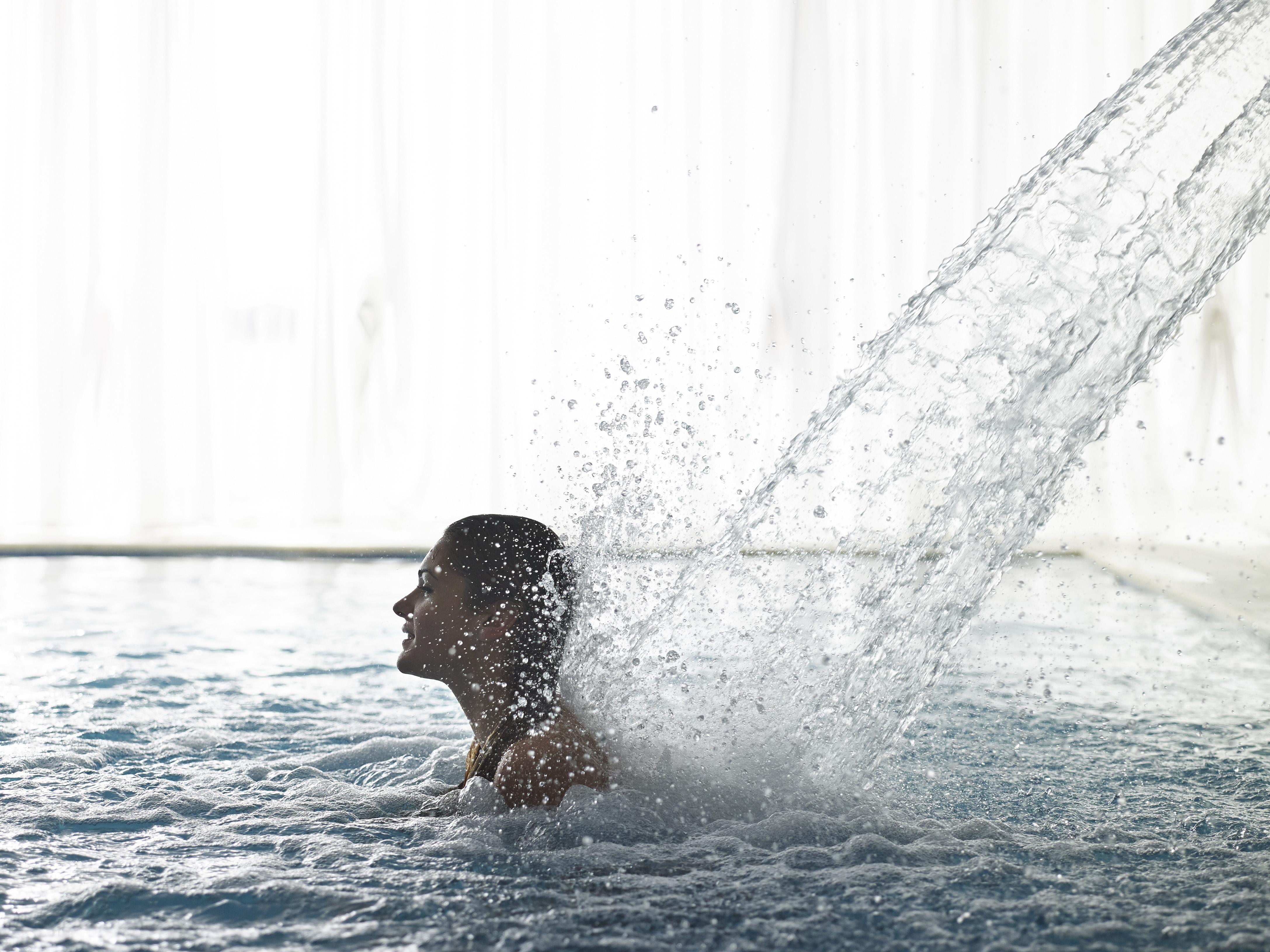 Grand Serai Congress And Spa Ioannina Exterior photo A woman showering in a swimming pool