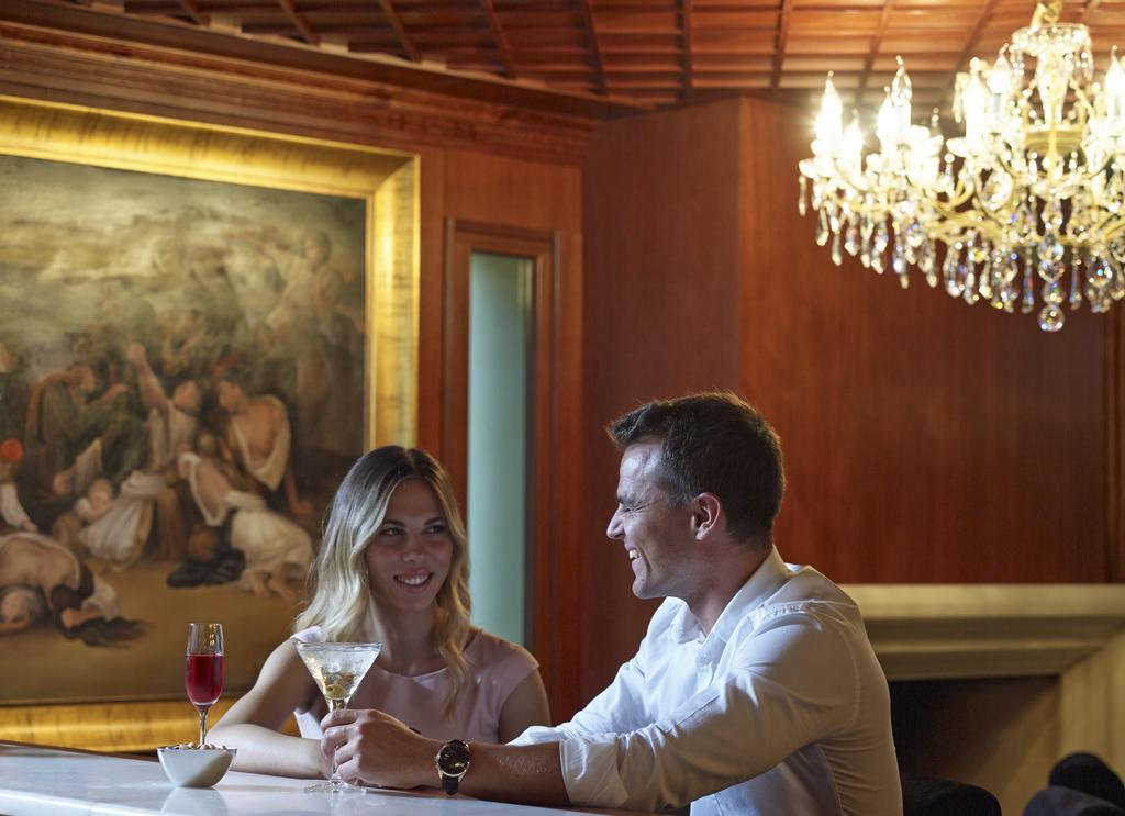 Grand Serai Congress And Spa Ioannina Exterior photo A couple at a bar